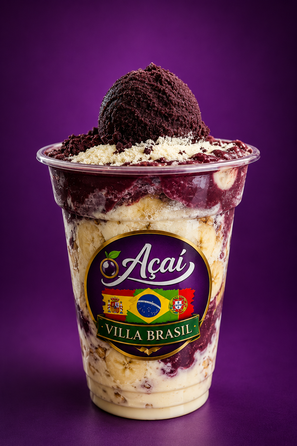 Açaí no copo com bola de açaí, banana e leite em pó
