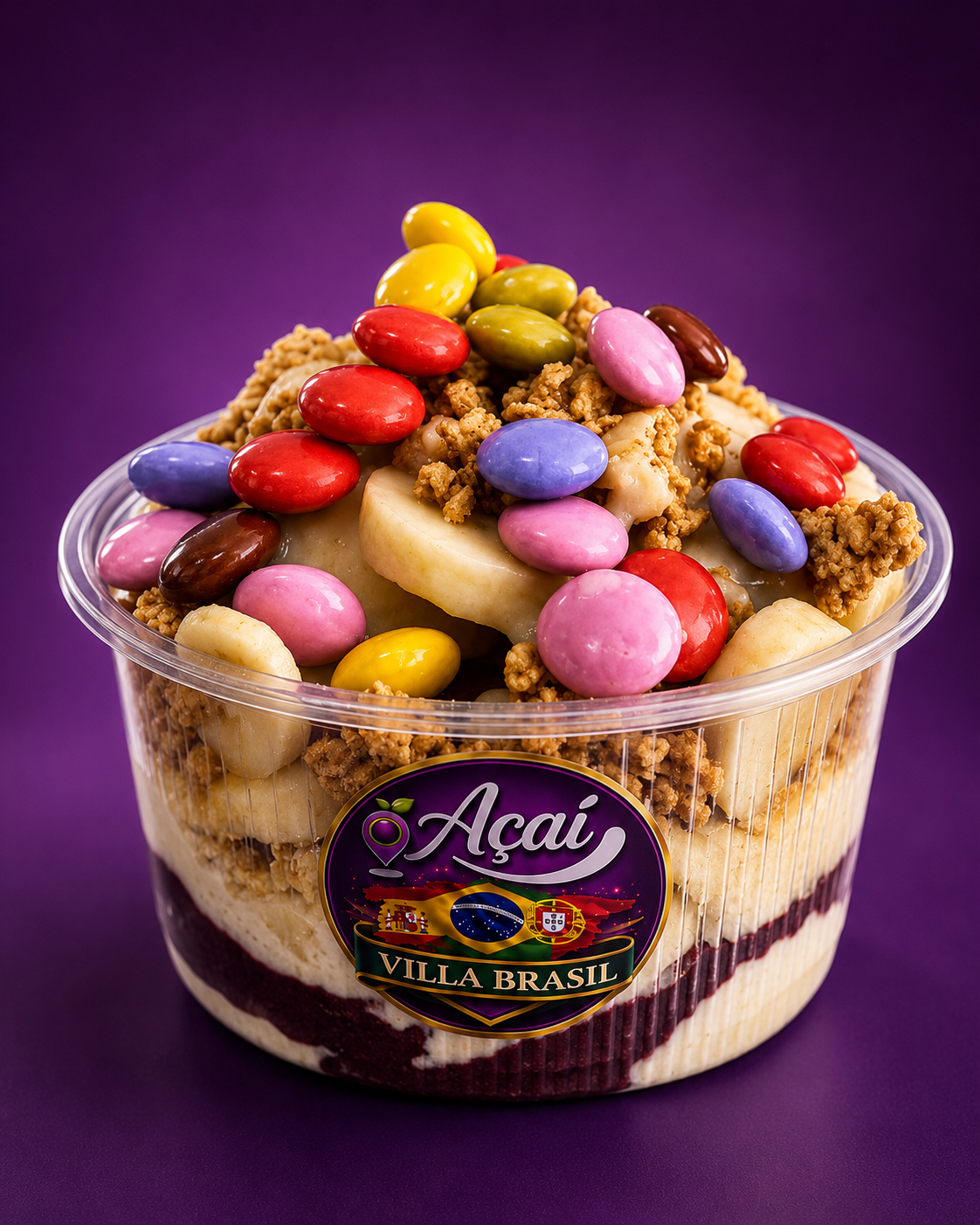Açaí com confeitos coloridos, banana e granola