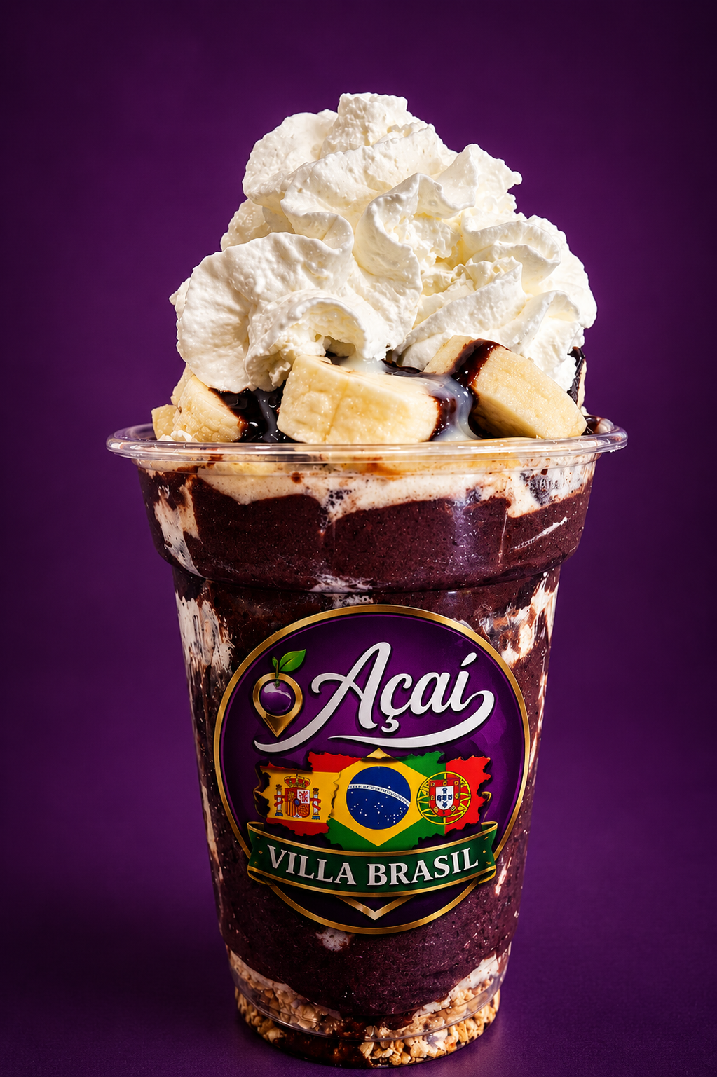 Açaí no copo com chantilly, banana e calda de chocolate